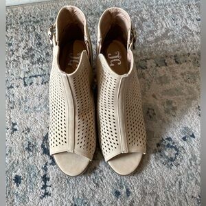 Journee Collection Size 7M in light beige